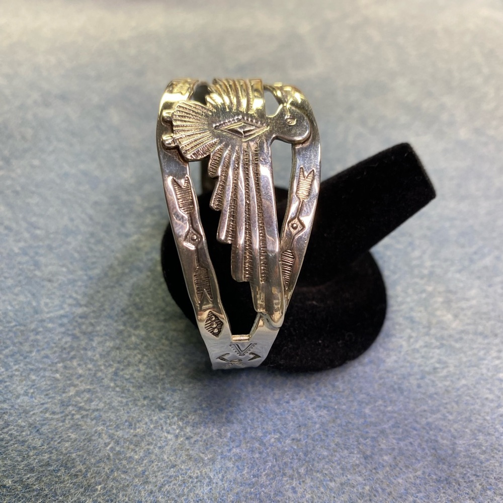Native American design silver Thunderbird bangle - Picture 4 of 9